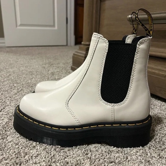 Doc Martens White Chelsea Boot Ladies 8 Like New! - Picture 1 of 6